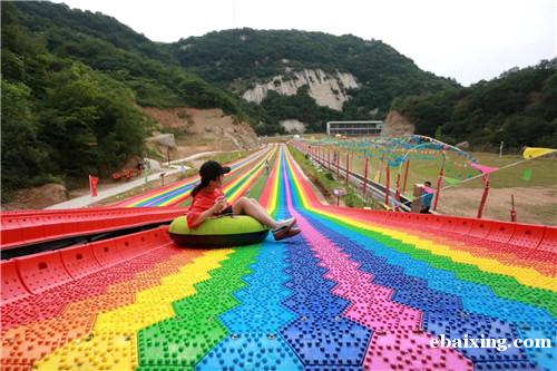 成都网红七彩色板彩虹滑道出租金牌旋转风车展道具低价出租 成都网红七彩色板彩虹滑道出租金牌旋转风车展道具低价出租